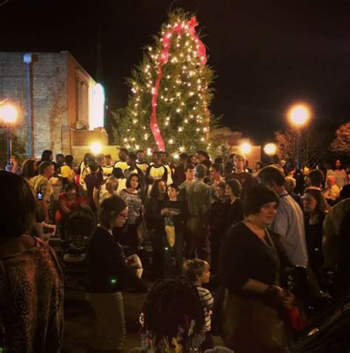 #1,452 Tree Lighting.
– Laurel Mercantile
