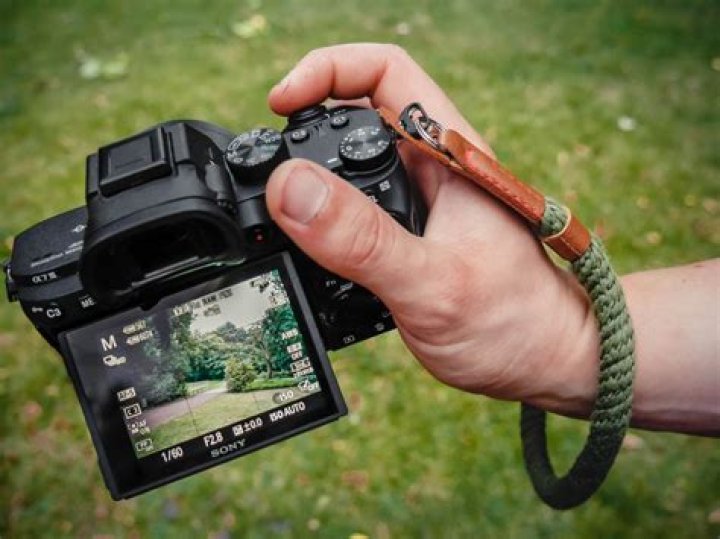 10 Advantages of Using a Full-Frame Mirrorless Camera for Street Photography