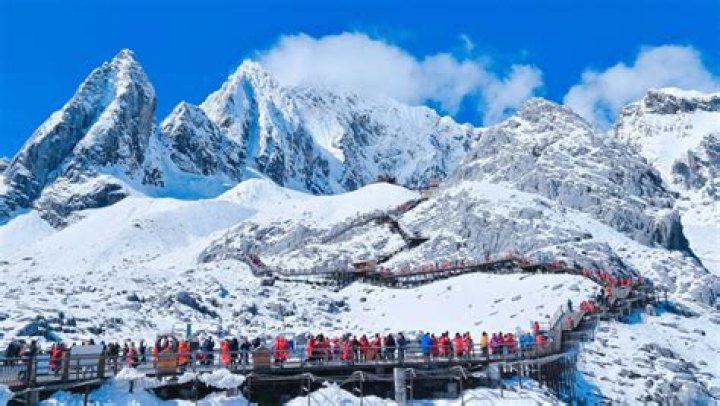 50 millionth visitor given life-time free access to Jade Dragon Snow Mountain scenic area - Xinhua