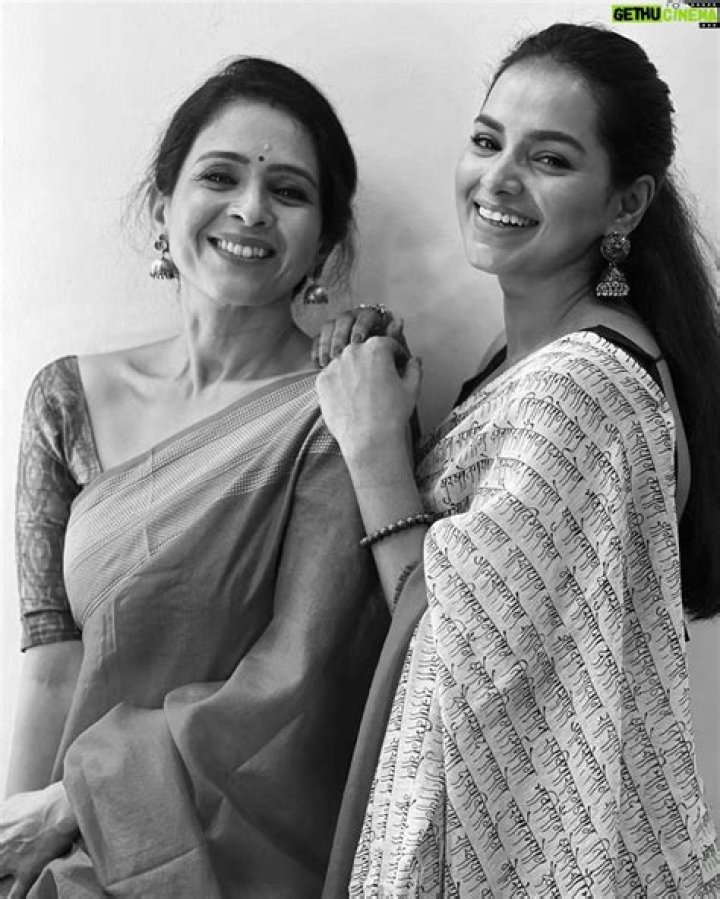 Aishwarya Narkar Biography, Age, Wiki, Family, Son