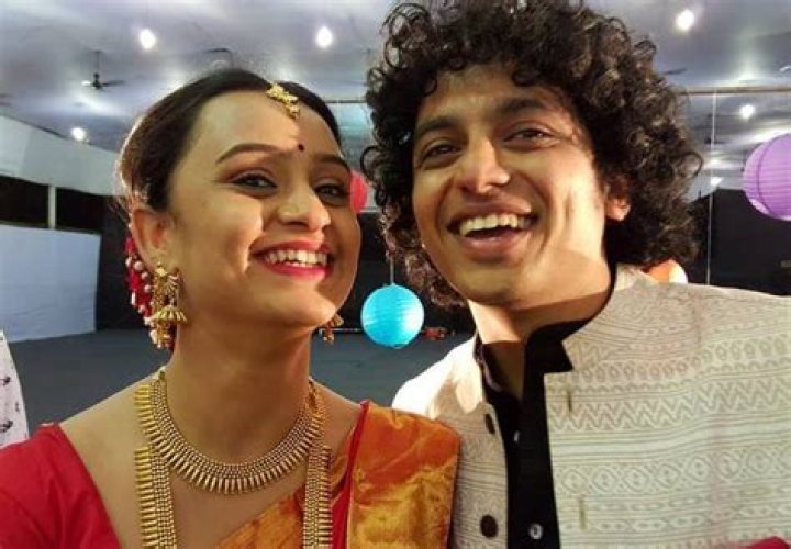 Alok Rajwade Wiki, Biography, Age, Wedding, Married, Wife, Height