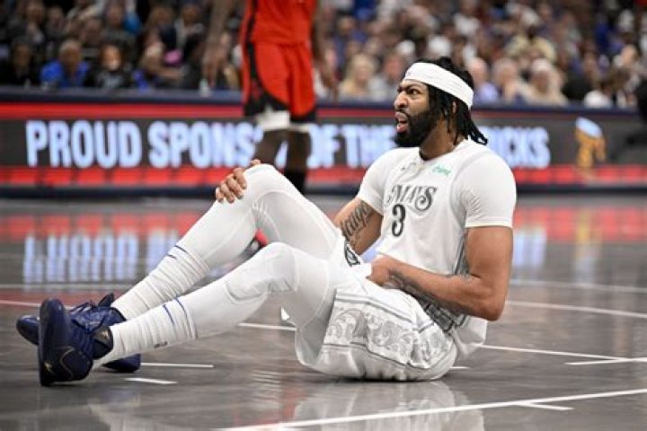 Anthony Davis Injury Update: Gets Hit in the Head in NBA Game 5, Exits in Wheelchair
