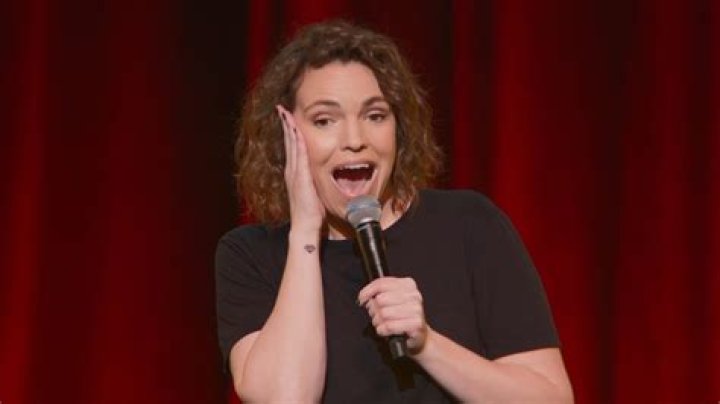 Beth Stelling Makes Hilarious Jokes About Her Dad on a New Netflix Special!