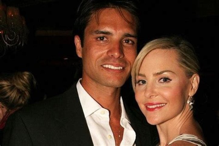 Carmindy Age, Husband, Net worth 2024, Nombre Esposo, Married