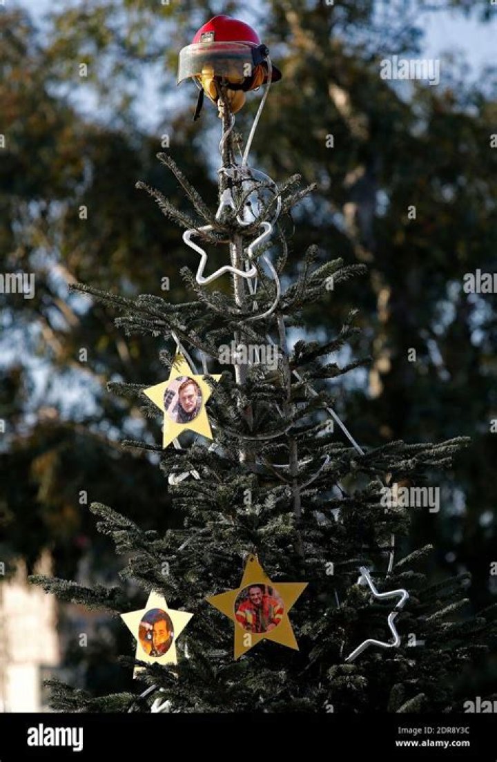 Christmas tree set up to commemorate firefighters who died in Beirut port blasts - Xinhua