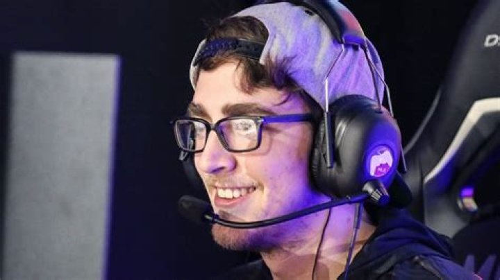 Clayster Roasts H1Z1 Pro Player Who Suggested the CoD Pro Should Delete His Tweet