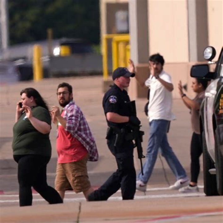 	Cops hunt gunman who killed woman in parking lot	