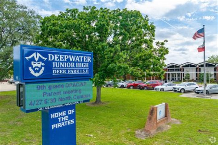 Deepwater Junior High School - Pasadena