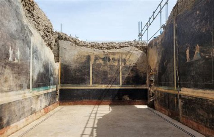 Dining hall with Trojan War artworks uncovered in Pompeii