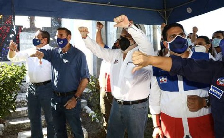	EL SALVADOR’S D’AUBUISSON DIES	