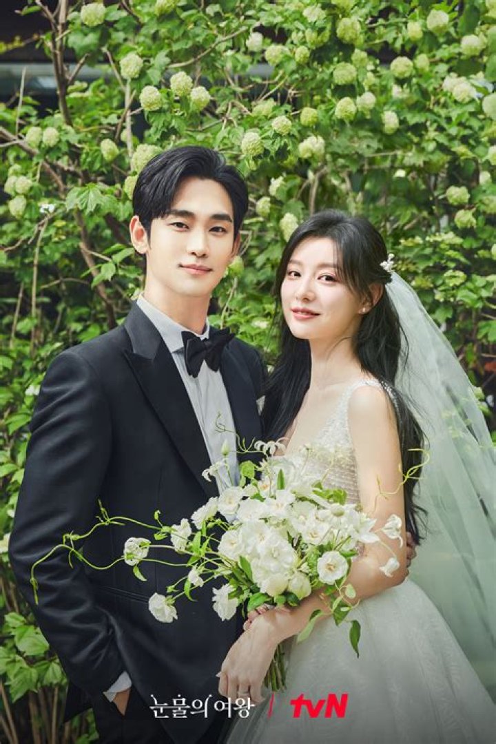 Exploring Kim Soo-hyun's Love Life: Who Is His Girlfriend?