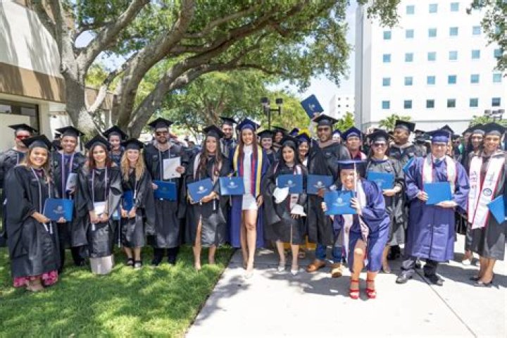 	FAU’S 35TH GRADUATION CEREMONY HONORS 800 STUDENTS	