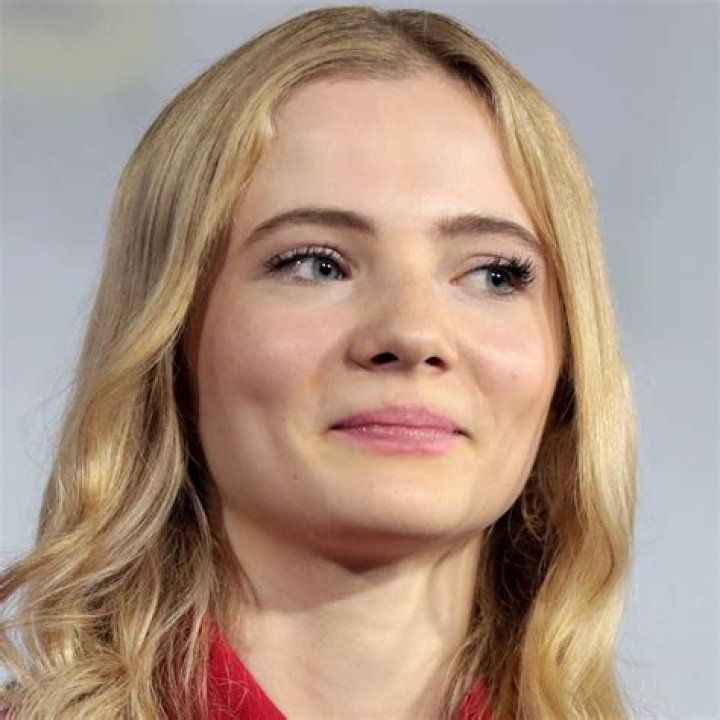 Freya Allan - Bio, Net Worth, Height
