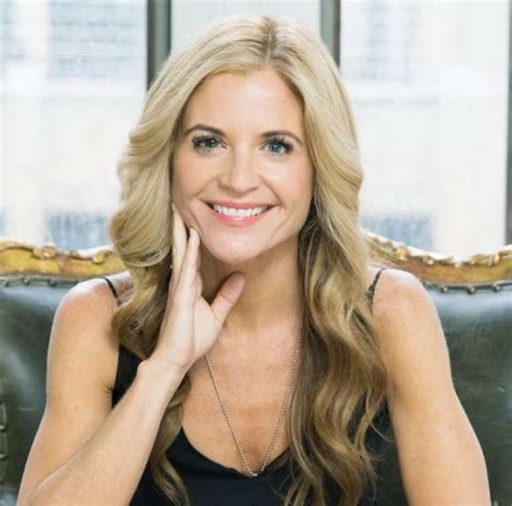 Glennon Doyle Bio, Age, Height, Wife, Salary, Net Worth, Podcast