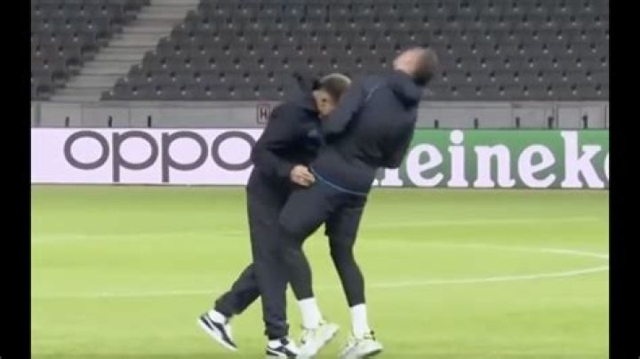 Gollini und Di Lorenzo spielen Kopfstoß nach – 11FREUNDE