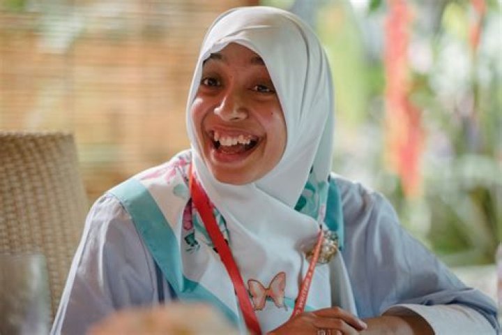 Hijab-wearing stand-up comic fights Islamic extremism in Indonesia using laughter as her weapon