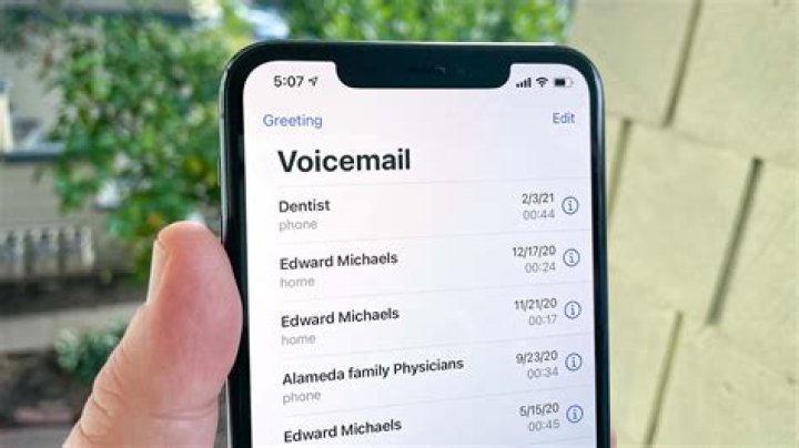 How to Set Up Voicemail on the iPhone