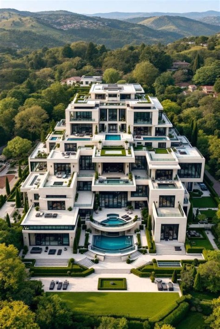 	Huge gated mansion offers luxury and water view in Hawks Landing	