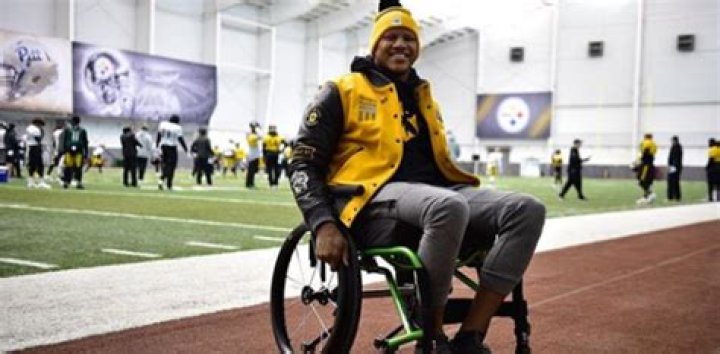 Injured Steelers LB Ryan Shazier attends practice