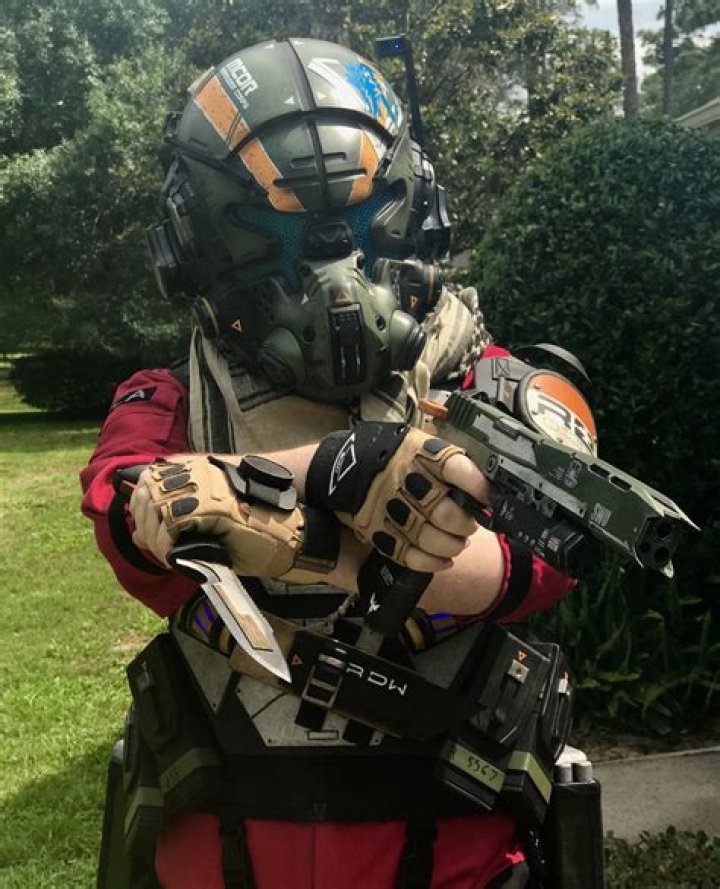 Intense Apex Legends vs Titanfall cosplay brings Respawn's games to life