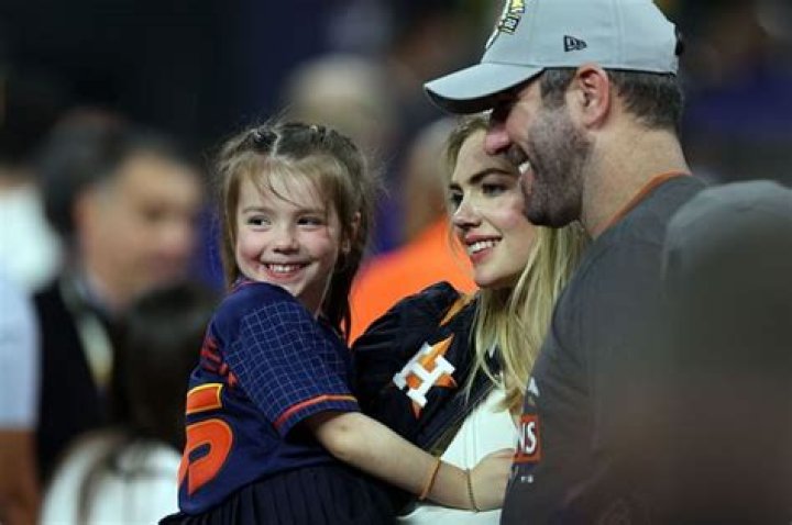 Kate Upton flipped off Phillies fan for her man Justin Verlander
