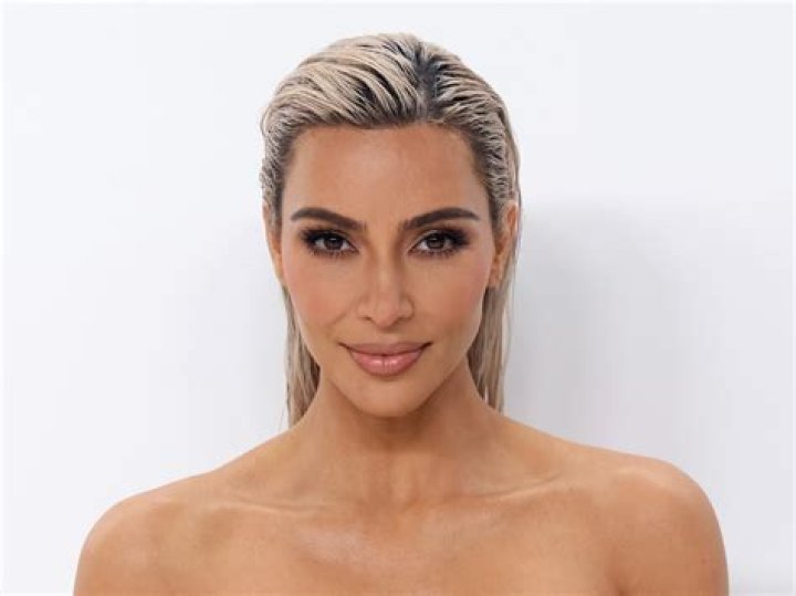 KIM KARDASHIAN SHOWS OFF BUMP AT VMA AWARDS