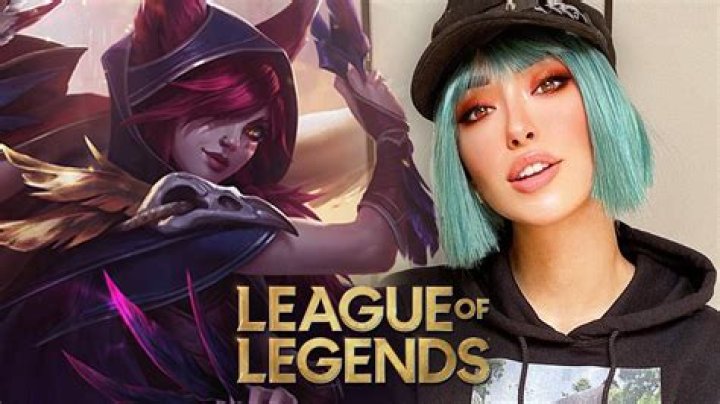 League of Legends cosplayer ready to rebel as Vastayan “baddy” Xayah