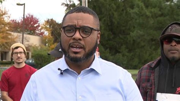Lt. Governor Davis joins striking UAW workers at Middletown Mack plant