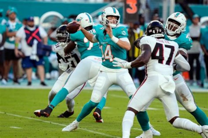 
Miami Dolphins |	Dolphins quarterback Mike White in concussion protocol, throwing position into small quandary	