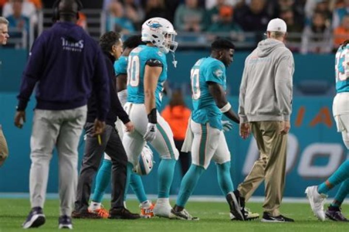 
Miami Dolphins |	Dolphins’ Tyreek Hill, Connor Williams injured Monday night vs. Titans	
