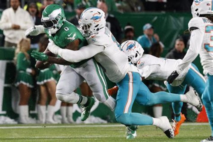 	Miami Dolphins edge rusher Jaelan Phillips signs rookie contract	