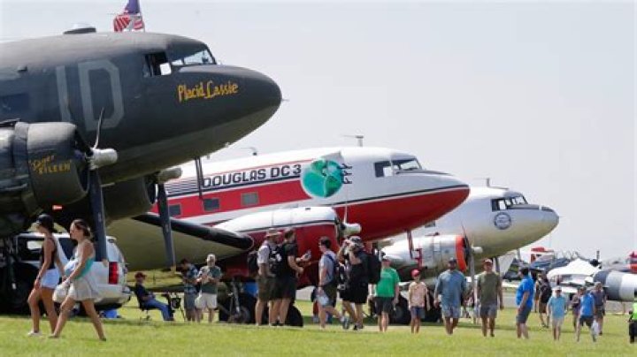 Mid-air collision grounds planes for about 2 hours at Wisconsin air show