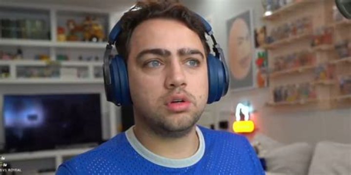 Mizkif bursts into tears in emotional Twitch return just weeks after Maya break up