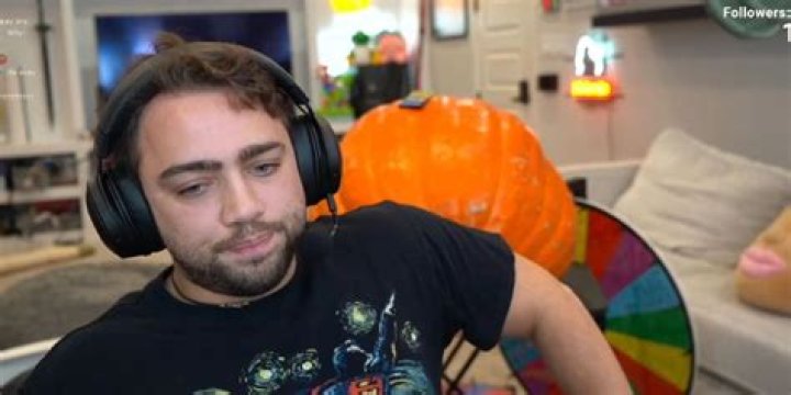 Mizkif cuts Twitch stream audio after Destiny roasts 