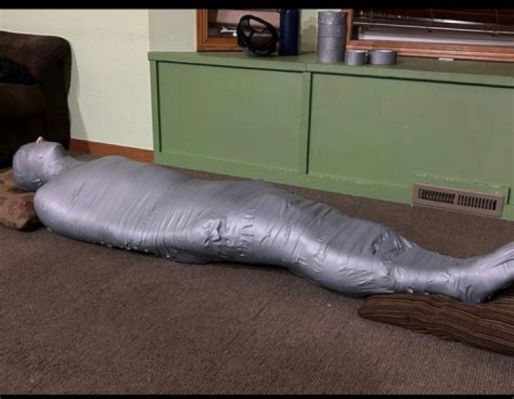	Mummy tied up in ‘red tape’ escapes airport	