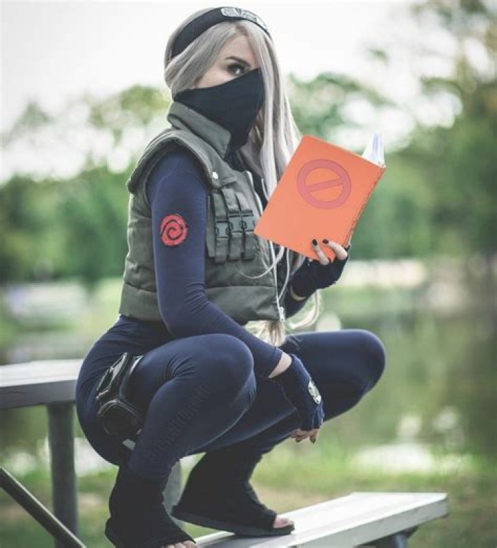 Naruto cosplayer awakens her Sharingan as Kakashi with female twist