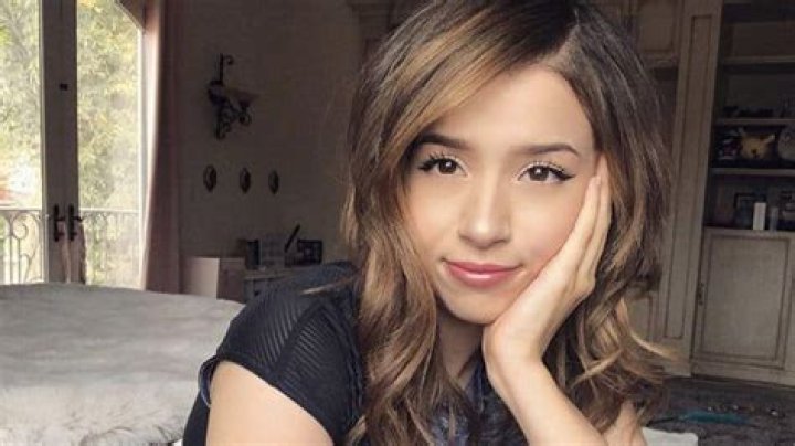 Pokimane slams viewer who criticized her for wearing leggings on stream
