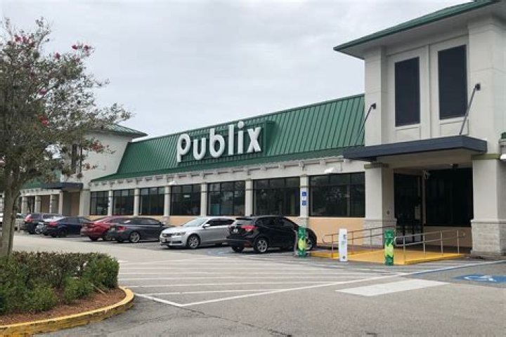 	PUBLIX TO DEMOLISH SAMPLE ROAD STORE	