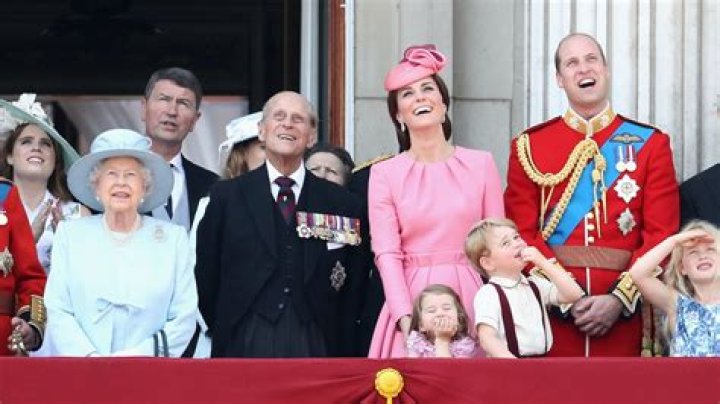 Queen Announces Prince William To Be King! Buckingham News