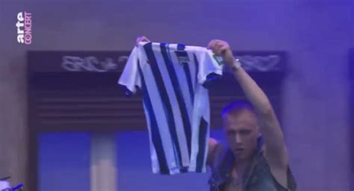 Rapper präsentiert neues Hertha-Trikot auf dem Splash – 11FREUNDE