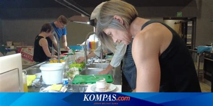 Reaksi Warga Namibia Cicipi Pepes Tahu dan Terung Balado