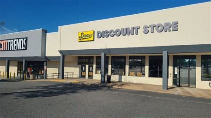 	RETAIL HYBRID STEIN MART LOWERS PRICES WITHOUT DISCOUNTING POSITIVES.	