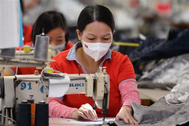 	Review: Garment industry meets the mob in ‘Button Man’	