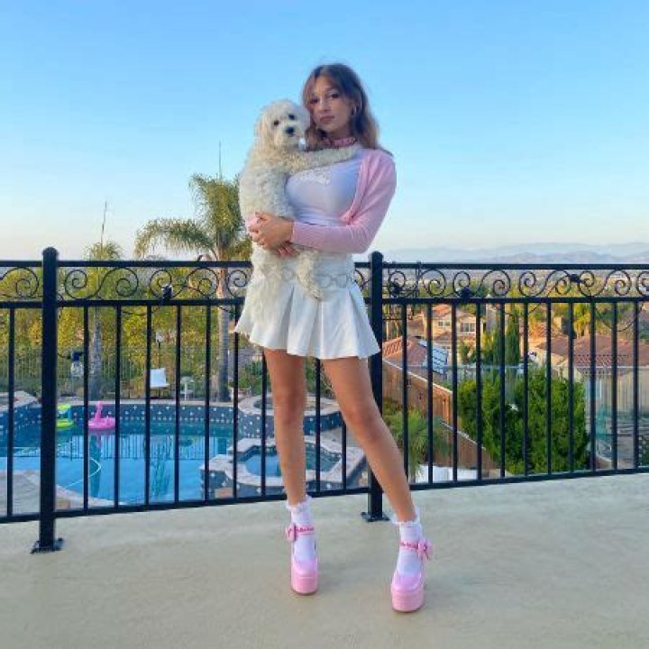 Sara Dobrik Biography