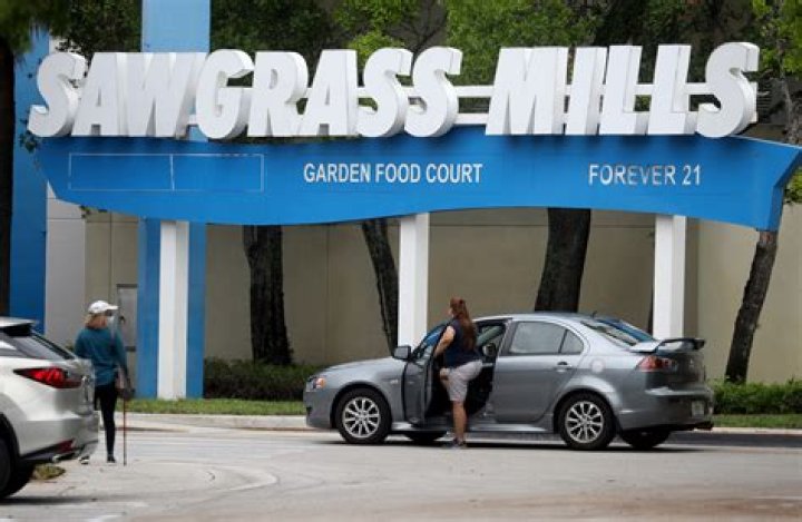 	Six:02 opens at Sawgrass Mills	