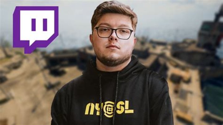 Small Warzone streamer in disbelief after massive Aydan host & shoutout