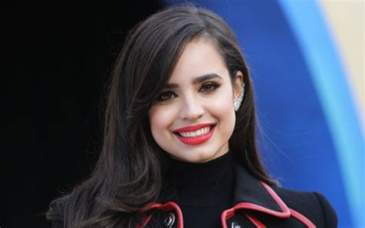 Sofia Carson【 Estatura altura, cuánto mide, medidas, peso, novio 】