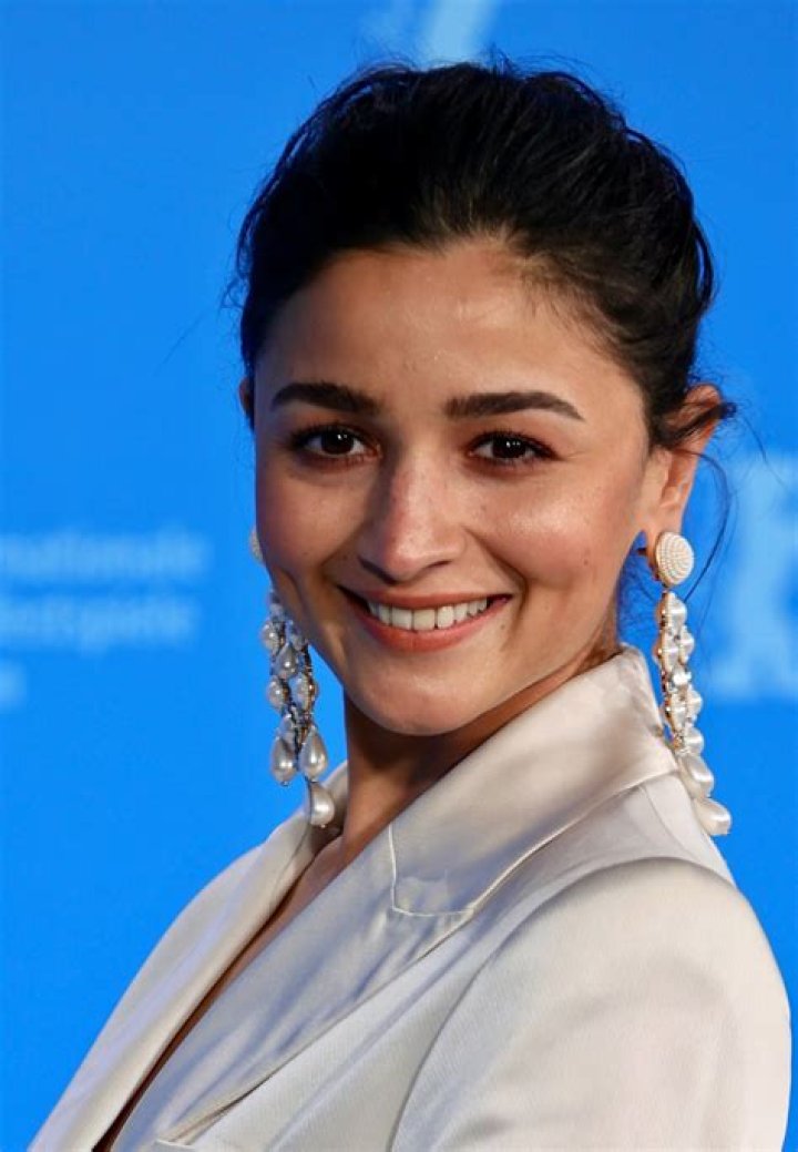 Sorsha Morava - Bio, Age, Net Worth, Height, Single, Nationality, Body Measurement, Career