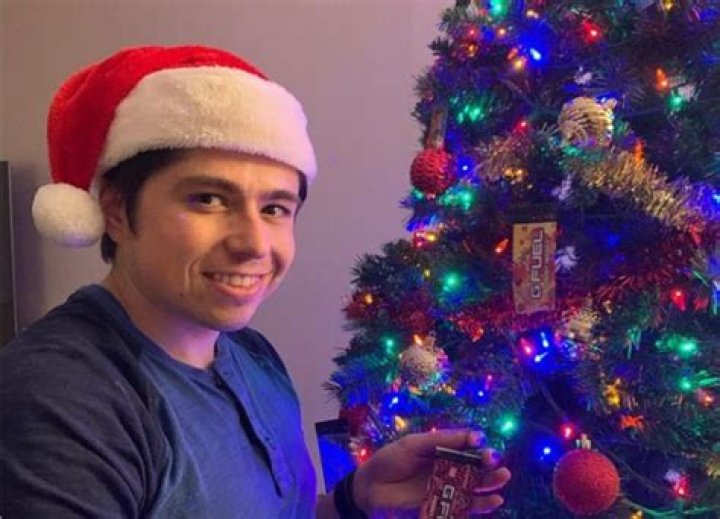 Streamer proposes to girlfriend live on Twitch for Valentine's Day