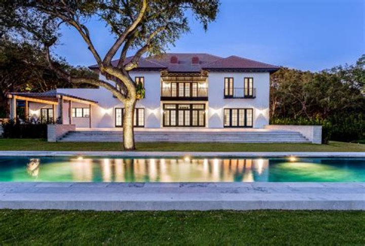 	Supermodel Elle Macpherson buys Coral Gables villa for $8.1 million	